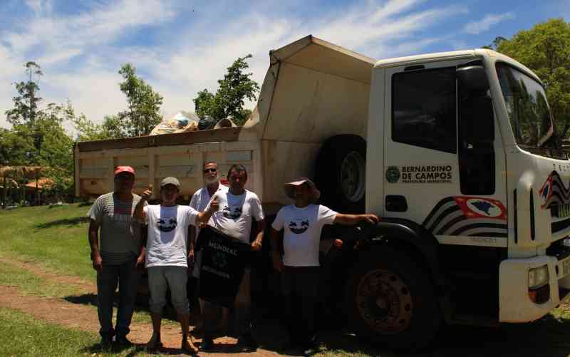 caminhão cedido pela prefeitura de bernardino de campos para o recolhimento do lixo do rio paranapanema