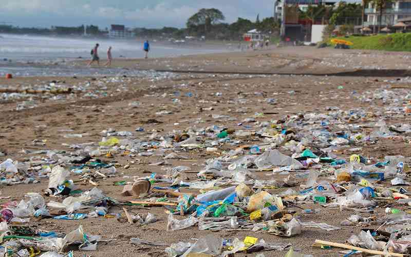 lixo nas praias e oceanos
