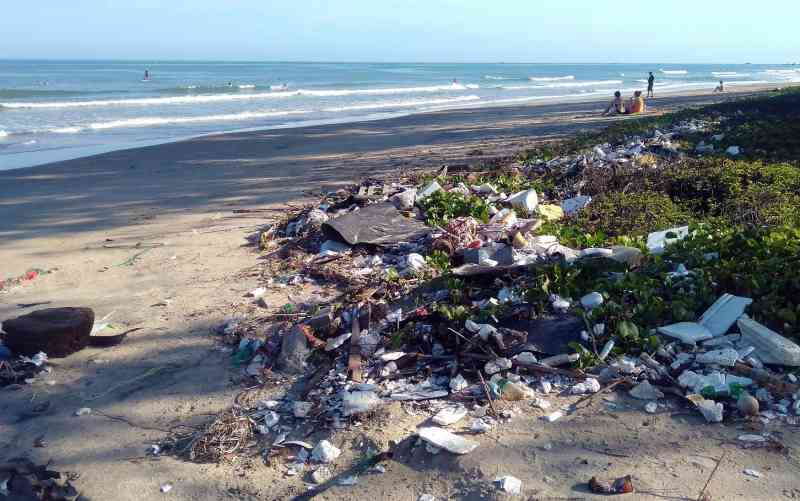 lixo plastico na praia