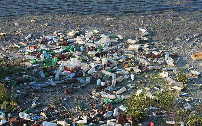 lixo plástico na praia e nos oceanos