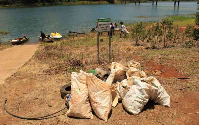 lixo recolhido pelos voluntários na limpeza do rio Paranapanema