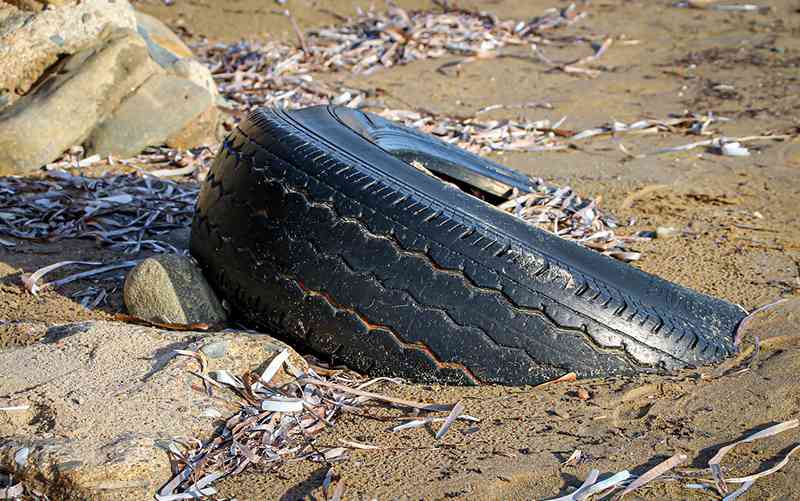 pneu poluindo o meio ambiente