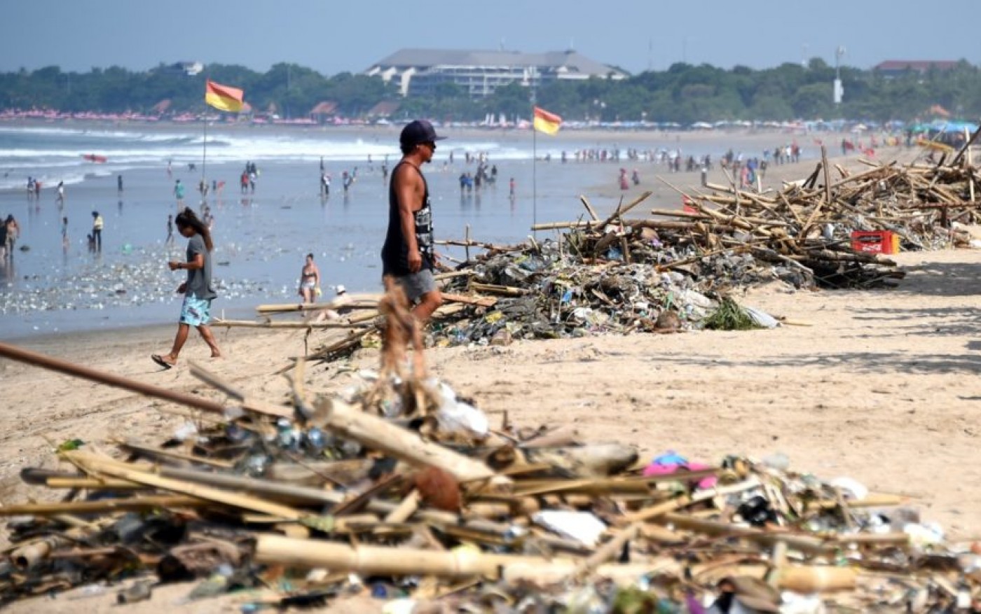 Poluição na praia de Kuta em Bali na Indonésia