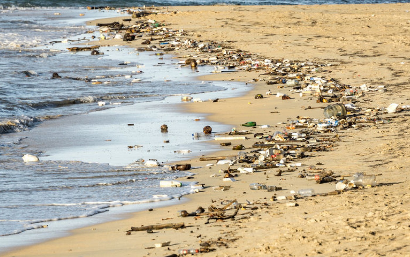 Poluição praia Mumbai na India